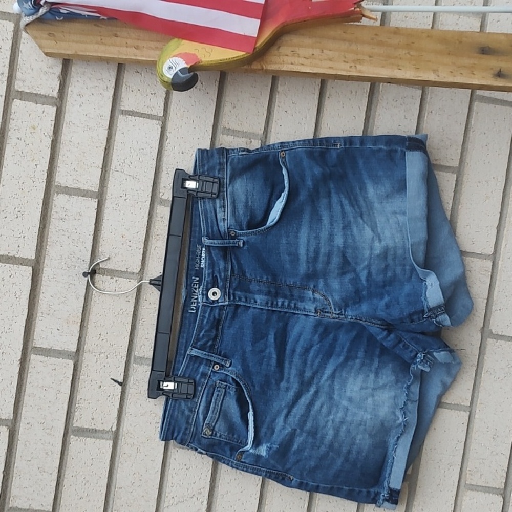 Levi's BlueJean shorts - Picture 2 of 10